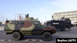 Un véhicule blindé de l'armée sénégalaise à un carrefour de Dakar, le 5 mars 2021.