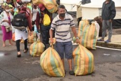 Un hombre carga con sus enseres en las inmediaciones de la frontera con Venezuela, en Cúcuta.