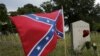 Una bandera de la Confederación ondea junto a una lápida en el cementerio de Magnolia, en Charleston, Carolina de l Sur, en junio de 2015.