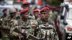Les forces de sécurité kényanes sur les lieux de l’attaque, tôt mercredi 16 janvier 2019 à Nairobi, au Kenya.
