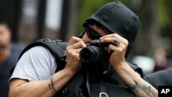 Un fotógrafo con un casco potector durante una protesta por los asesinatos de periodistas en México el 21 de agosto de 2019.