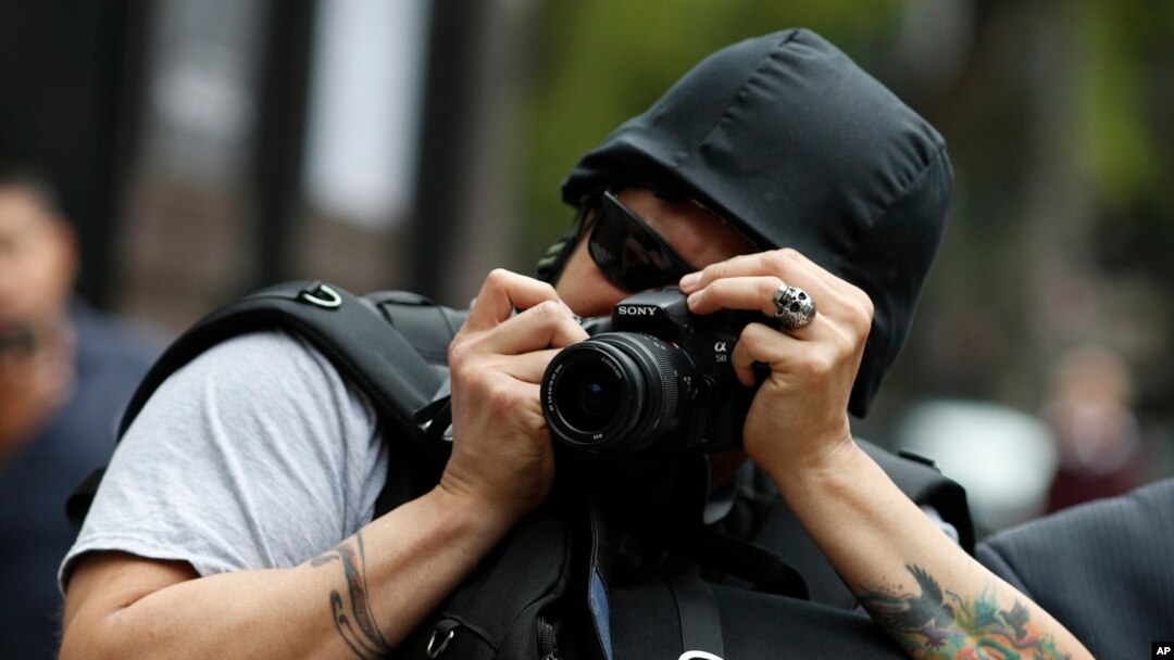 Un fotógrafo con un casco protector durante una protesta por los asesinatos de periodistas en México el 21 de agosto de 2019.
