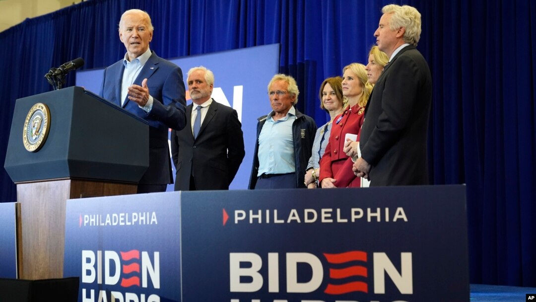 El presidente Joe Biden habla mientras miembros de la familia Kennedy lo respaldan, desde la izquierda, Maxwell Kennedy Sr., Joe Kennedy III, Kathleen Kennedy Townsend, Kerry Kennedy, Rory Kennedy y Christopher Kennedy en un evento el 18 de abril de 2024, en Filadelfia.