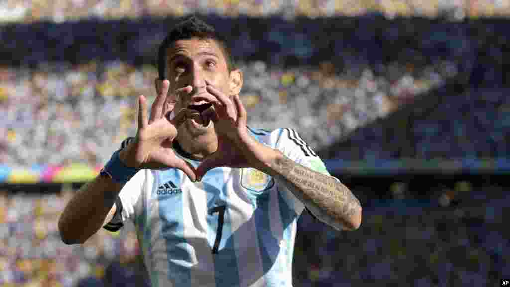 Angel Di Maria quitte Manchester United pour apporter son talent au Paris Saint-Germain.