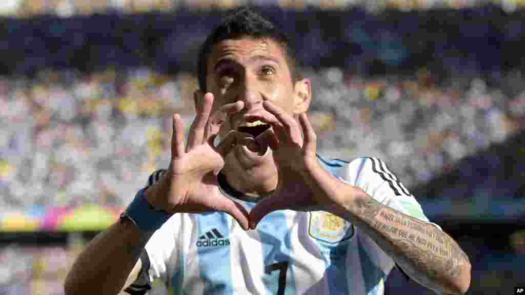 Angel Di Maria L'Argentin, toute dernière recrue du PSG version QSI, est le 6eme joueur le mieux payé du monde avec des revenus estimés à 26 millions d'euros. Il est aussi le mieux payé par le PSG qui lui verse 24 millions d'euros de salaire.