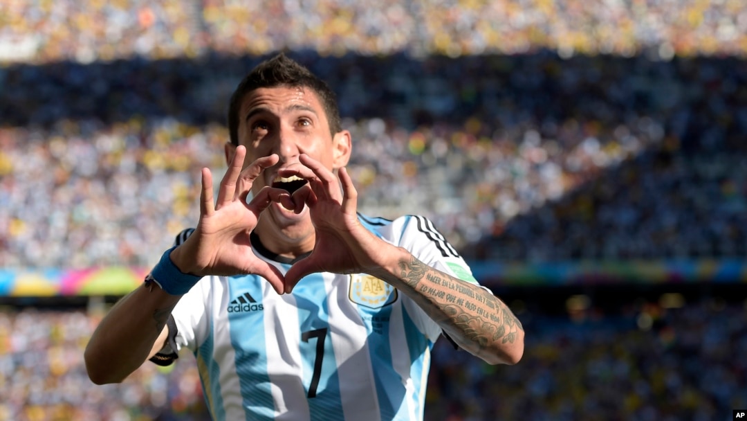Cầu thủ Angel di Maria của Argentina vui mừng sau khi ghi bàn trong trận đấu với đội Thụy Sĩ, 1/7/14