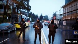 Cảnh sát ở gần hiện trường vụ nổ súng vào hộp đêm ở Istanbul, Thổ Nhĩ Kỳ, ngày 01/01/2017.