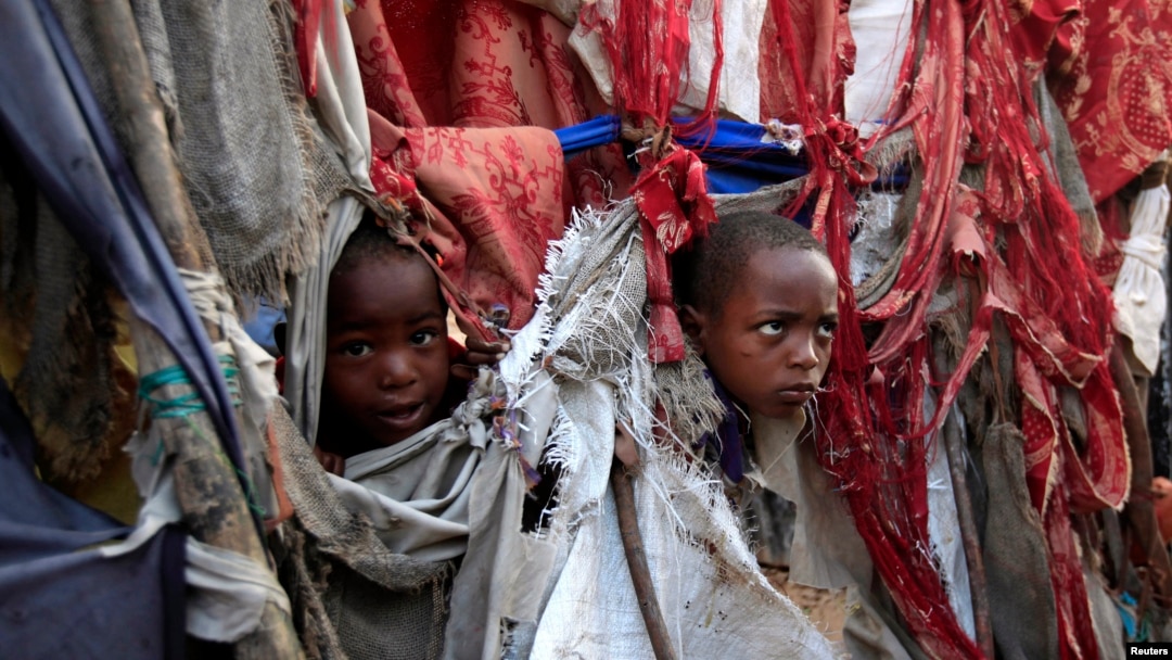 Các trẻ em tạm ngụ trong lều trại ở mạn nam thủ đô Mogadishu của Somalia, 19/8/13