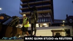 A sculpture by Marc Quinn portraying Jen Reid, titled 'A Surge of Power (Jen Reid) 2020', is seen before being placed on a pedestal in Bristol, July 15, 2020, in this screen grab obtained from a social media video. (Courtesy of Marc Quinn Studio)