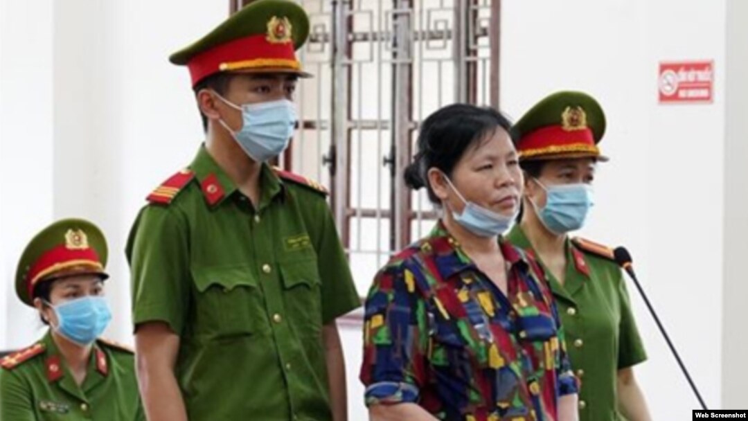 Bà Cấn Thị Thêu tại phiên tòa ngày 5/5/2021 ở tỉnh Hòa Bình. Photo TTXVN via QDND.