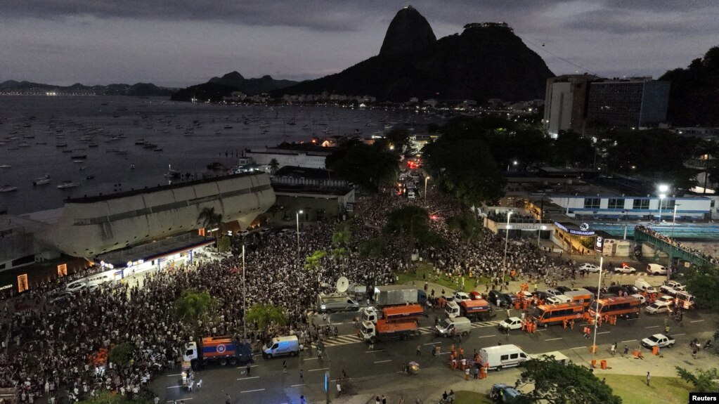 Hinchas del club brasileño Botafogo reciben al equipo tras ganar la Copa Libertadores, el domingo 1 de diciembre de 2024, en Río de Janeiro. 