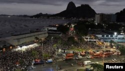 Hinchas del club brasileño Botafogo reciben al equipo tras ganar la Copa Libertadores, el domingo 1 de diciembre de 2024, en Río de Janeiro. 