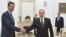 El presidente ruso, Vladimir Putin (derecha) estrecha la mano del presidente sirio, Bashar al-Assad durante una reunión en el Kremlin, en Moscú, el martes, 20 de octubre de 2015.