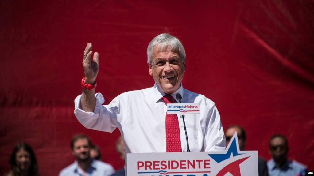 ARCHIVO - El expresidente chileno (2010-2014) y candidato del partido Chile Vamos, Sebastián Piñera, pronuncia un discurso durante un mitin en Santiago el 30 de octubre de 2017.