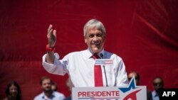 ARCHIVO - El expresidente chileno (2010-2014) y candidato del partido Chile Vamos, Sebastián Piñera, pronuncia un discurso durante un mitin en Santiago el 30 de octubre de 2017.