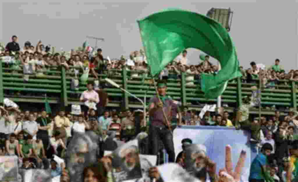 Supporters of main challenger and reformist candidate Mir Hossein Mousavi stand on a bridge after the stadium was filled to capacity, amidst a festive atmosphere at an election rally at the Heidarnia stadium in Tehran, Iran, Tuesday, June 9, 2009. (AP Pho