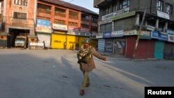 Seorang polisi India tengah berpatroli di wilayah Srinagar (Foto: dok). Seorang tentara Pakistan ditembak mati oleh pasukan India di perbatasan de facto di kawasan Kashmir yang disengketakan, Kamis (14/2).