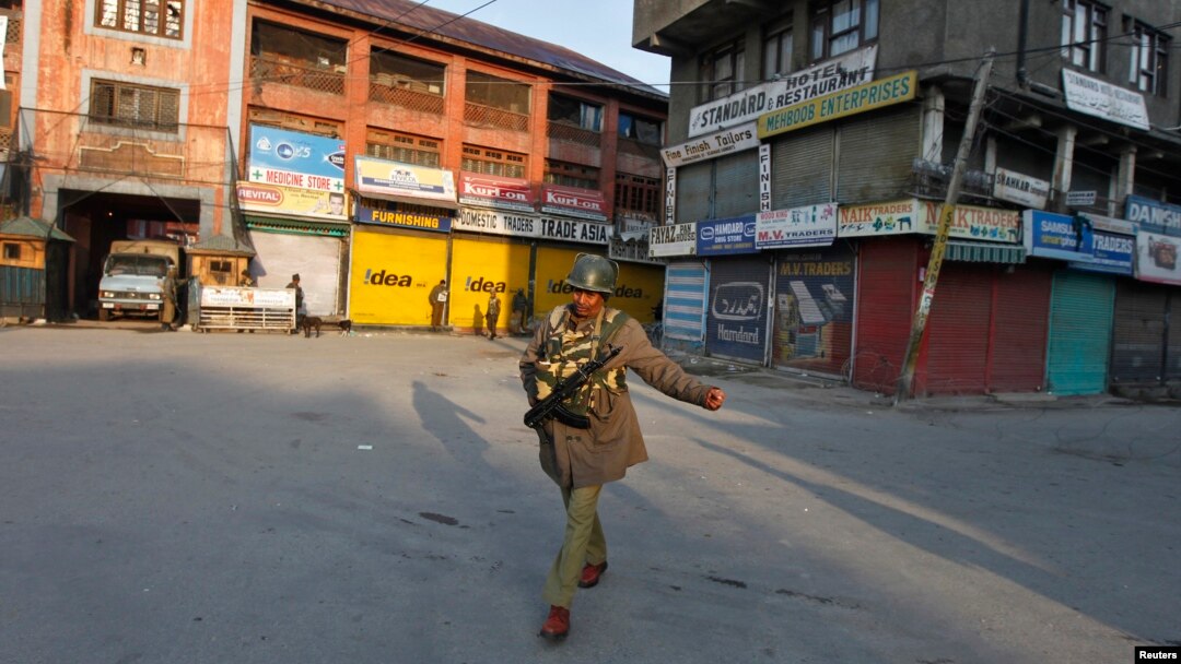 Seorang polisi India tengah berpatroli di wilayah Srinagar (Foto: dok). Seorang tentara Pakistan ditembak mati oleh pasukan India di perbatasan de facto di kawasan Kashmir yang disengketakan, Kamis (14/2).