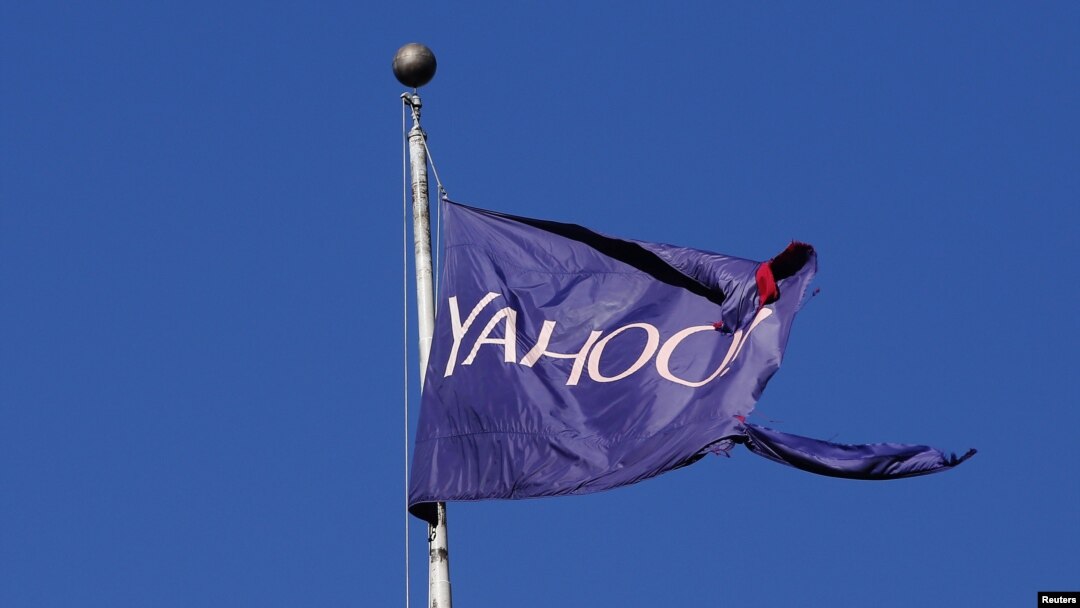 Bendera Yahoo di atas sebuah bangunan di New York (31/10). 