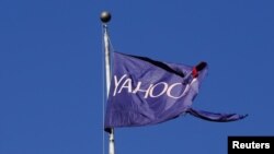 Bendera Yahoo di atas sebuah bangunan di New York (31/10). 