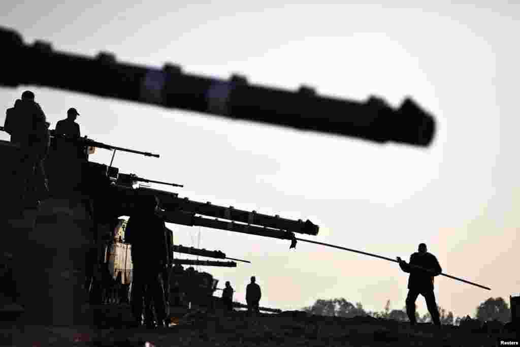 Israeli soldiers prepare tanks near the border with the central Gaza Strip, November 18, 2012. (Reuters)