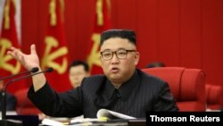 El líder norcoreano, Kim Jong Un, habla durante la apertura de la 3a Reunión Plenaria del 8o Comité Central del Partido de los Trabajadores de Corea.