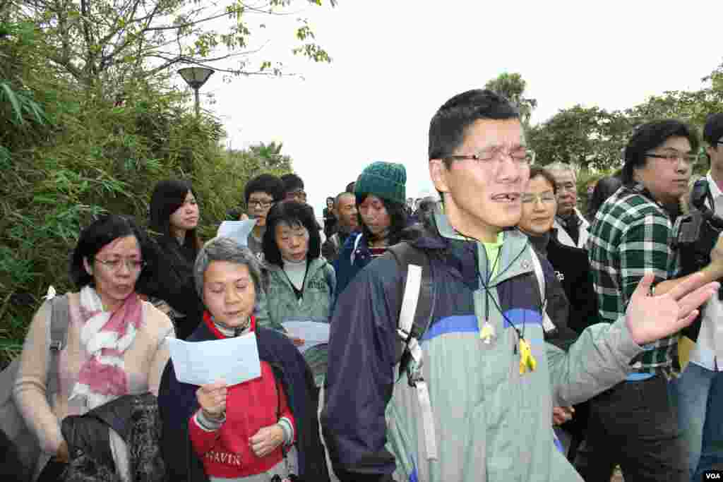 占中三子率众自首（美国之音海彦拍摄）