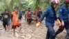Tim SAR Gabungan mengevakuasi jenazah korban banjir bandang di Luwu Utara, Sulawesi Selatan, 16 Juli 2020. (Foto : Basarnas Makassar)