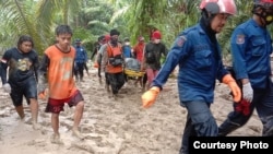 Tim SAR Gabungan mengevakuasi jenazah korban banjir bandang di Luwu Utara, Sulawesi Selatan, 16 Juli 2020. (Foto : Basarnas Makassar)