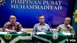 Dari kiri: DR Abdul Mu'ti (sekretaris Umum), DR Haedar Nashir (Ketua Umum) dan DR Busyro Muqodas (ketua bidang Hukum dan HAM) Pengurus Pusat Muhammadiyah Kamis (14/1) di Yogyakarta mengecam keras pemboman di Jakarta (VOA/Munarsih).