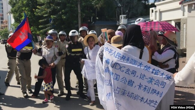 戈公省居民在位于首都金边的中国大使馆前，抗议中国公司优联集团在当地进行土地开发。(2019年8月21日)