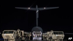 Yon avyon Lame Ameriken kap debake kamyon ki pote misil defans THAAD yo. 6 mas 2017, Pyeongtaek, Kore di Sid.