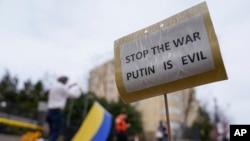 На акции протеста против вторжения России в Украину. 