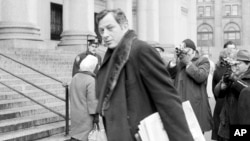FILE - Author Clifford Irving enters federal court in New York, March 13, 1972. Irving, the prankster who wrote a phony autobiography of billionaire Howard Hughes and fooled a major publisher in 1971 has died at 87.