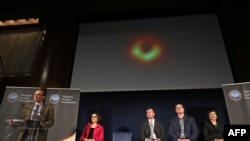 ဧပြီလ ၁၀ ရက်နေ့က black hole ဓါတ်ပုံ ရှင်းလင်းပွဲ