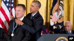 Le président Barack Obama remet la Médaille présidentielle de la liberté au chanteur-compositeur Bruce Springsteen lors d'une cérémonie à la Maison Blanche, le 22 novembre 2016, à Washington.