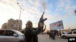 د ډسمبر د پينځمې نېټې په دې تصویر کې لیدل کېږي چې د شام دحکومت مخالف یو وسله وال حما ښار ته په داخلېدو ډزې کوي