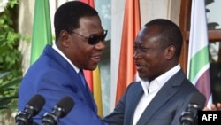 L'ancien président béninois Thomas Yayi Boni (à gauche) embrasse son successeur Patrice Talon à la suite d'une réunion de réconciliation organisée par la Côte d'Ivoire à la résidence présidentielle à Abidjan le 18 avril 2016. (Issouf Sanogo