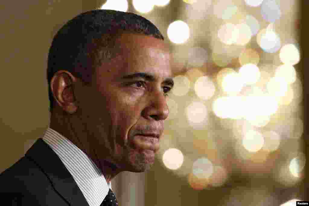 U.S. President Barack Obama delivers a statement on the U.S. "Fiscal Cliff" in the East Room of the White House in Washington, November 9, 2012. REUTERS/Jason Reed (UNITED STATES - Tags: POLITICS BUSINESS) 