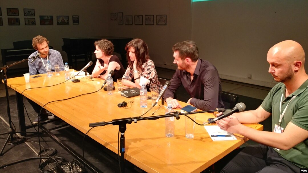 Učesnici tribine na festivalu Mirdita - Dobar dan: Idro Seferi (levo, moderator), Emel Ajdini, Jovana Prusina, Eraldin Fazliju, Bojan Elek, u beogradskom Centru za kulturnu dekontaminaciju, 31. maja 2018. (Foto: Glas Amerike)