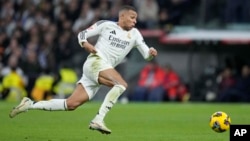 ARCHIVO - Kylian Mbappé del Real Madrid corre hacia el balón durante el partido de fútbol de la Liga española entre Real Madrid y Sevilla en el estadio Santiago Bernabeu en Madrid, España, el 22 de diciembre de 2024. 