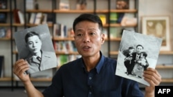 ‘1969년 대한항공 여객기 납치피해자 가족회’ 황인철 대표가 지난 2018년 8월 언론과의 인터뷰에서 북한에 납치된 아버지의 사진을 들고 있다.
