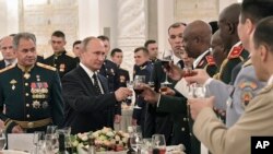 Presiden Rusia, Vladimir Putin (tengah) bersulang dengan para wisudawan akademi militer Rusia di Kremlin, Moskow, Rusia, 28 Juni 2018 (foto: Alexei Nikolsky, Sputnik, Kremlin Pool Photo via AP)