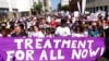 Các nhà hoạt động quyền dân sự tuần hành ở Durban, Nam Phi, vào lúc hội nghị bệnh AIDS khai mạc hôm 18/7. 
