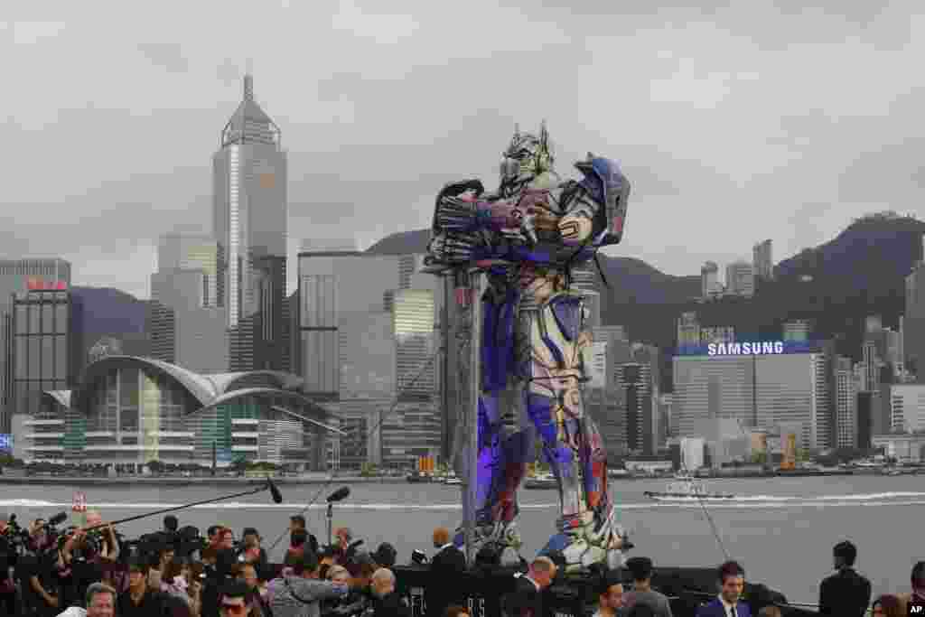 The latest installment in the blockbuster series of &quot;Transformers&quot; films is making its world premier not in the usual entertainment hubs of Los Angeles or New York but in the wealthy Chinese metropolis of Hong Kong.