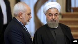 지난 2015년 하산 로하니 이란 대통령(오른쪽)이 모하마드 자바드 자리프 이란 외무장관과 대화를 나누고 있다. (자료사진)