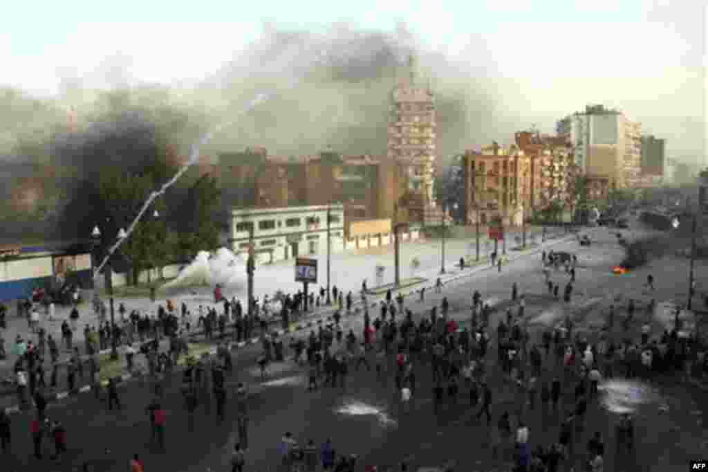 General view showing Egyptians protestors clash with anti-riot policemen in Suez, Egypt, Thursday, Jan.27, 2011. Egyptian activists protested for a third day as social networking sites called for a mass rally in the capital Cairo after Friday prayers, kee