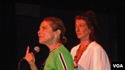 Instruktur Tovah Feldshuh dan Nancy Gair sedang memperagakan sebuah peran pada salah satu acara di International Cabaret Conference, Yale University.