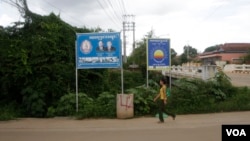 Banners of Cambodia People’s Party (CPP) and Cambodia National Rescue Party (CNRP) are seen in Rorka Thom Commune, Kampong Speu province, Cambodia, June 1, 2017. (Sun Narin/VOA Khmer)