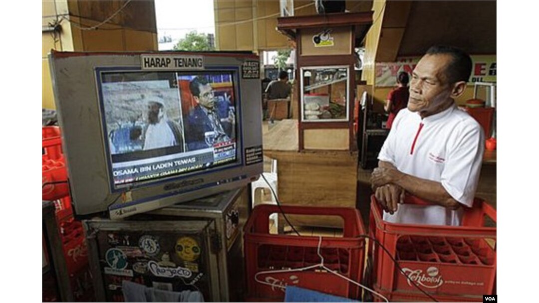 Seorang warga Jakarta, Senin (2/5) menonton siaran televisi nasional yang mengabarkan tewasnya Osama bin Laden.